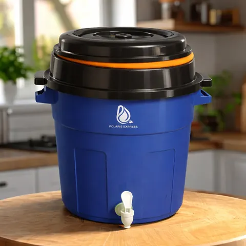 Filtro purificador Polaris Express azul con tapa negra, sobre una tabla de madera en una cocina