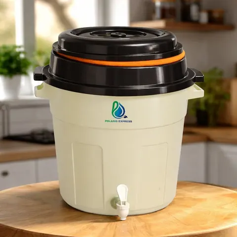 Filtro purificador Polaris Express crema con tapa negra, sobre una tabla de madera en una cocina