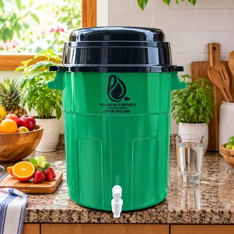 Filtro purificador Polaris Express verde con tapa negra, sobre un mesón de cocina junto a un vaso de agua